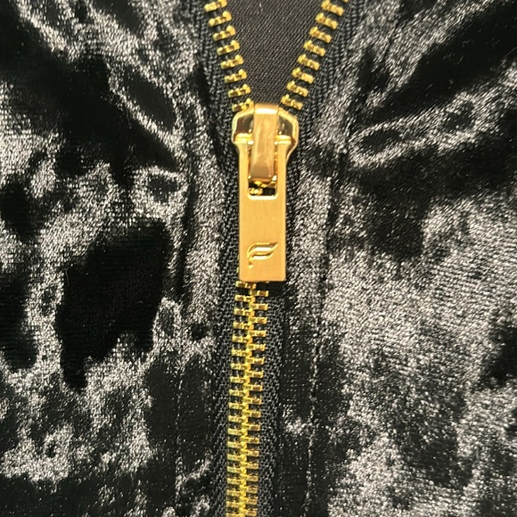 NWOT Fabletics Black Crushed Velvet Zip Up - Picture 11 of 11